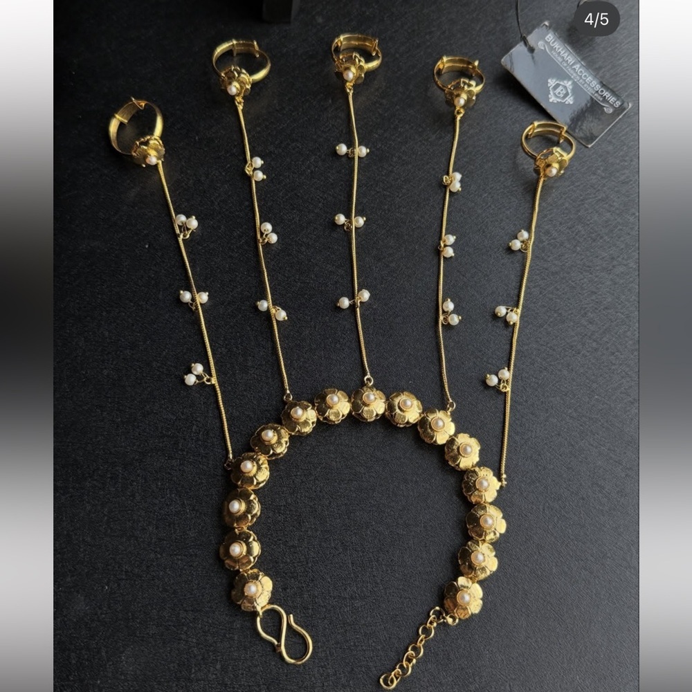 BUKHARI JEWELERS PAKISTANI FLOWER PEARL HAND CHAIN ANJAGLA 21k Goldplated - Picture 2 of 2